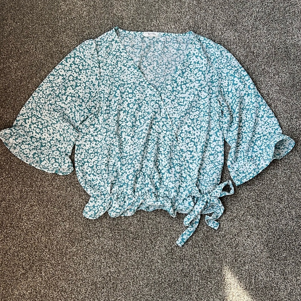 Women’s 3/4 sleeve aqua/white floral wrap and side tie bottom top.